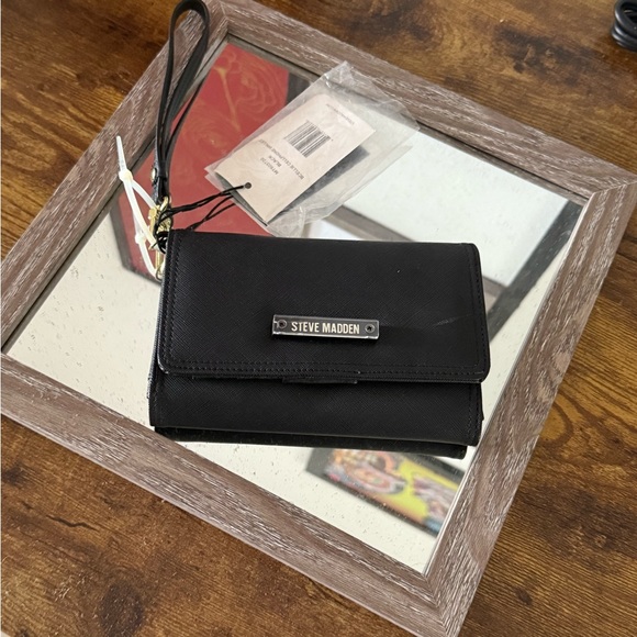 Steve Madden Elegant Black Wallet - Picture 2 of 3